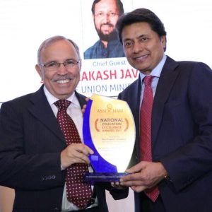 Sri Sri University receives the ASSOCHAM award for being the trendsetting synthesizer of traditional & global outlooks.
