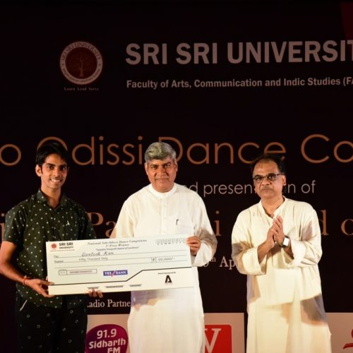 Santosh Ram receiving 1st Prize from Vice Chancellor, Sri Sri University Dr.B.R Sharma-min