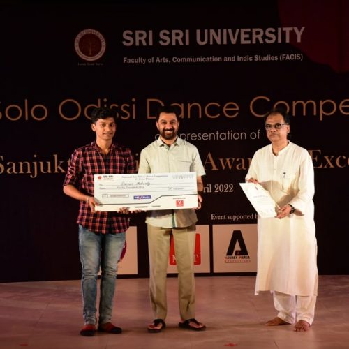 Sourav Mohanty receiving 2nd Prize from Director Operations, Sri Sri University Mr. Gaurav Verma-min